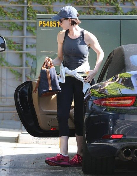 Anne Hathaway goes to the gym for a morning workout on October 22, 2014 in West Hollywood, California. Anne Hathaway Boyfriend, Anne Hathaway Paparazzi, Anne Hathaway Get Smart, Porsche Turbo S, Bob Harper, Anne Hathaway In Havoc, Black Porsche, Pusha T, Celebrity Cars