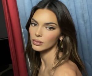 Kendall Jenner Modeling, Kily Jenner, Kendall Jenner Face, Kendall Jenner Icons, Kendall Jenner Video, Stile Kendall Jenner, Kendall Jenner Makeup, Jenner Makeup, Nude Lip Gloss