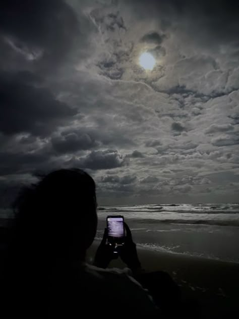 Dark Beach, Ocean At Night, Beach At Night, Night Scenery, Night Vibes, Night Photos, Dark Photography, Night Aesthetic, Sky Aesthetic