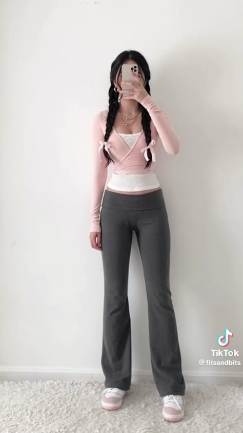 Pink Workout Outfit, Workout Outfits Aesthetic, Comfy School Outfits, Gymwear Outfits, Normal Clothes, Womens Workout Outfits, Simple Trendy Outfits, Sporty Outfits, Mom Outfits