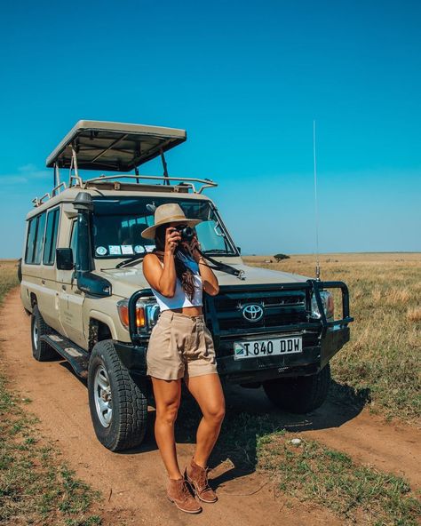 SWIPE TO SEE WHAT I’M SHOOTING ➡️ Out of all the animals in the Serengeti National Park, I think lions are my favorite! I want one of the… Safari Outfits For Women, Safari Chic Outfits, Safari Adventure Outfit, South Africa Outfits, African Safari Outfit, Baecation Outfits, Safari Outfit Women, Kenya Trip, Jungle Outfit