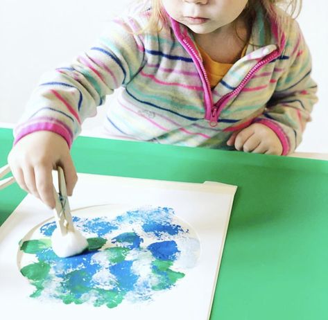 Find the Little Mind: Earth Day Process Art for Preschoolers Earth Day Process Art For Toddlers, Earth Day Baby Activities, Earth Day Ideas For Preschoolers, Earth Art Activities For Preschool, Earth Art For Preschool, Earth Art For Toddlers, Earth Activity For Preschool, Earth Week Crafts For Toddlers, Planet Earth Crafts Preschool