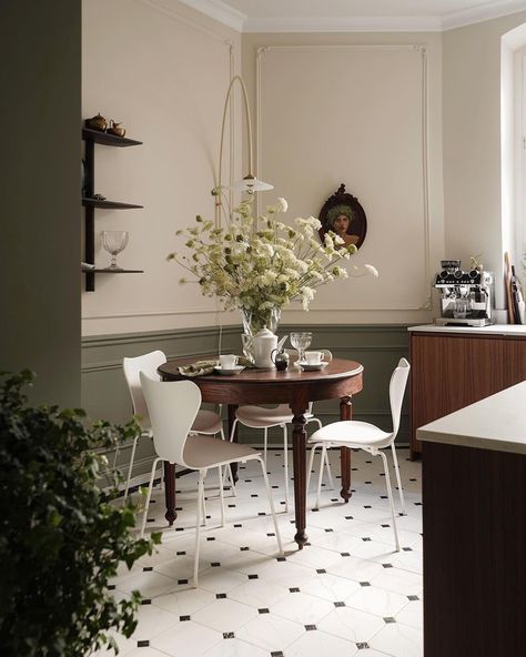 Parisian Kitchen, Ending Story, Regal Design, Classic Kitchen, Dining Nook, Studio Mcgee, Kitchen Style, Interior Inspo, 인테리어 디자인