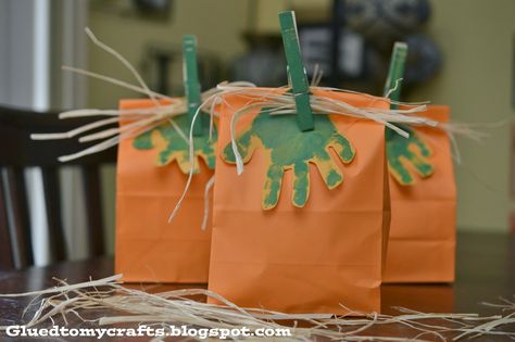 Pumpkin Gift Bags {Craft} Handprint Pumpkin, Halloween Handprint Crafts, Pumpkin Patch Party, Fall Harvest Party, Keepsake Ideas, Paper Bag Crafts, Fall Birthday Parties, Pumpkin Gift, Harvest Party