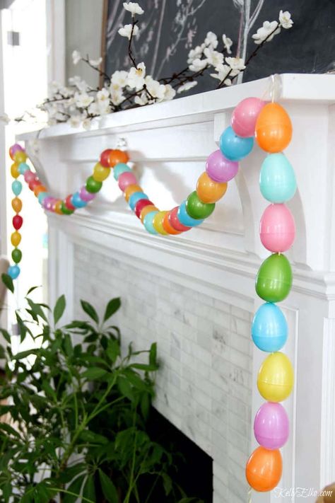 Egg Garland, Diy Osterschmuck, Easter Egg Garland, Easter Craft Decorations, Easter Garland, Plastic Easter Eggs, Spring Easter Crafts, Easter Egg Crafts, Easter Eggs Diy