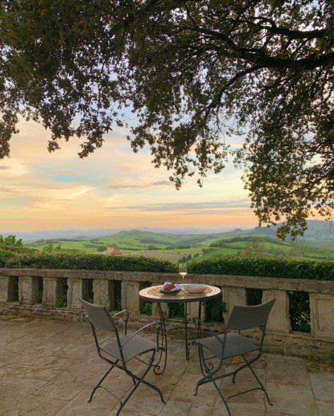 Italian Trip, Mood Aesthetic, Italian Life, Italian Countryside, Italy Photo, Italian Summer, Tuscany Italy, House Goals, Garden View