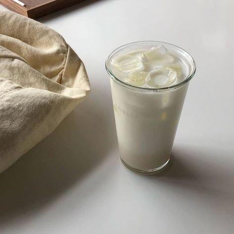 Korean Drinks, White Drinks, Aesthetic Collection, Cream Aesthetic, Vanilla Latte, Korean Aesthetic, Beige Aesthetic, Bed Head, Brown Aesthetic