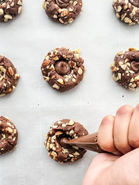 Say Nutella, and my family goes wild! These Simple Nutella Thumbprint Cookies come together quickly. You’ll love this easy cookie recipe! Who doesn’t love the chocolate and hazelnut goodness of Nutella? It’s rich, creamy, and tastes divine. Any cookie that has Nutella in the dough and as a topping is one I’ve got to try! Nutella Thumbprint Cookies, Raya Cookies, Nutella Go, Desserts With Few Ingredients, Easy Cookie Recipe, Simple Desserts, Nutella Cookies, Cookie Ball, Chocolate Hazelnut Spread