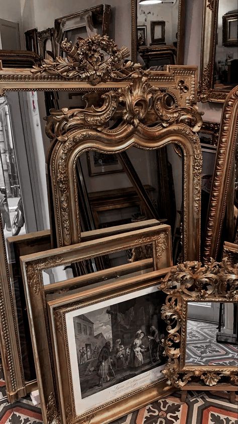 Antique Esthetics, Dark Academia Room Makeover, Vintage Gold Decor, Old Money Mirror, Vintage Gold Aesthetic, Old Money House, Gold Frames, Vintage Room, Dream Apartment