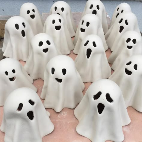 Halloween Ceramics Pottery, Halloween Ceramics Ideas Diy, Ceramic Halloween Decorations, Pottery Halloween, Ceramics Halloween Ideas, Ceramic Halloween Ideas, Clay Ghosts, Air Dry Clay Ghost, Clay Ghost