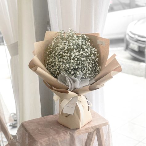 Nam Joo Hyuk Cute, Gypsophila Bouquet, Wrap Flowers, Bouquet Photography, Online Florist, Flower Bouquet Diy, Home Floral Arrangements, How To Wrap, Rustic Wedding Invitations