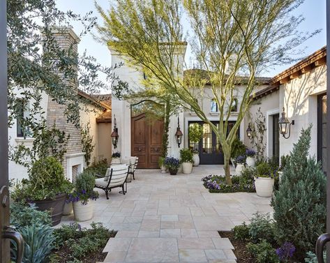 Spanish Courtyard, Garden Retreat, European Garden, Front Courtyard, Courtyard Design, Mediterranean Style Homes, Mediterranean Home Decor, Spanish Style Home, Casas Coloniales