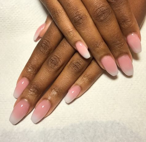 Ombré pink & white Pink And White Ombre Nails Almond, Light Pink Ombre Nails, Pink To White Ombre Nails, Ombre Pink And White Nails, Pink Gradient Nails, Isi Agu, Ambre Nails, Engagement Nails, White Tip Nails