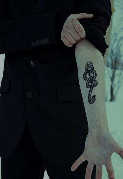 Slytherin Wallpaper, Citate Harry Potter, Stile Harry Potter, Harry Potter Wall, Draco Malfoy Aesthetic, Buku Harry Potter, Tom Felton Draco Malfoy, Harry Potter Tattoos, Slytherin Harry Potter