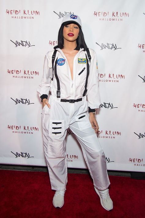 Best Celebrity Halloween Costumes 2016 - Celebrity Halloween Costumes Nasa Costume, Theme Carnaval, Space Costumes, Barbie Halloween Costume, Best Celebrity Halloween Costumes, Halloween Costumes 2016, Astronaut Costume, Celebrity Halloween, Jasmine Sanders