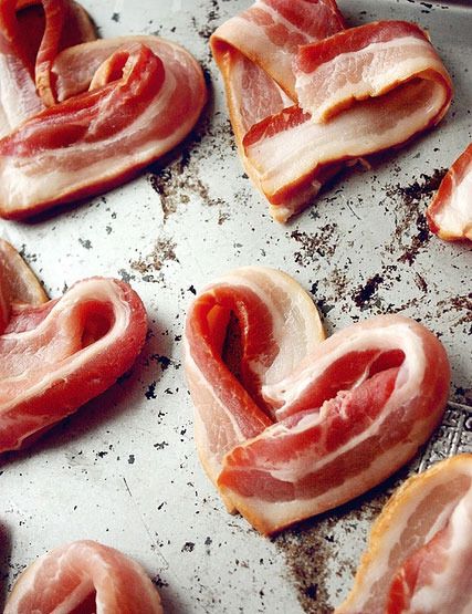 Last-minute gifts for Father's Day: A Father's Day breakfast in bed with Bacon hearts from The Paper Mama Birthday Breakfast For Husband, Fathers Day Brunch, Heart Shaped Food, Mothers Day Breakfast, Birthday Breakfast, Birthday Brunch, Mothers Day Brunch, Easy Brunch, Brunch Menu