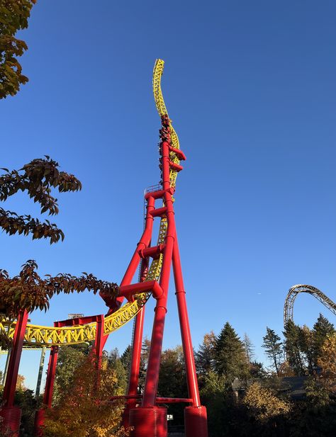 The Flash: Vertical Velocity is an inverted steel roller coaster located at Six Flags Great America in Gurnee, Illinois. Six Flags Chicago, Six Flags Great America Illinois, Six Flags Great America, Great America, Roller Coasters, Six Flags, Summer 24, Christmas 2024, Amusement Park