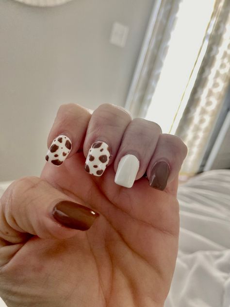 Nails Design Cow Print, Brown Cow Print Nails Short, Brown Cow Print Nail Designs, Cow Print Toe Nails, Brown Cowprint Nails, Slash Christmas, Cow Print Nails Brown, Country Festival Nails, White Cow Print Nails