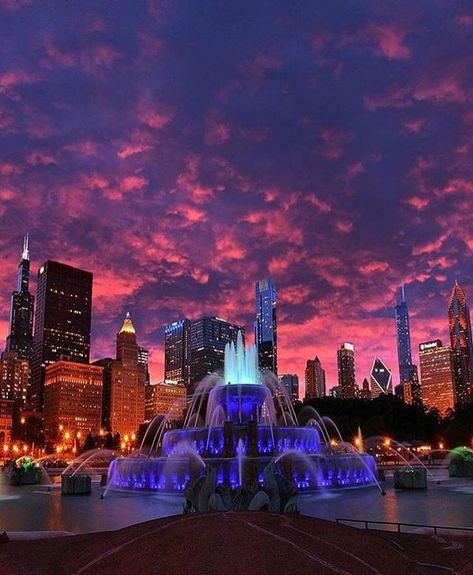 Dedicated in 1927, Buckingham Fountain is one of the largest fountains in the world. Built in the rococo style and inspired by the Latona Fountain at the Palace of Versailles, it is meant to symbolize Lake Michigan.⠀ ⠀ 📷: @joselivinup ⠀ Fountain Lighting, Chicago Lakefront, Chicago Night, Chicago Downtown, Fountain City, Buckingham Fountain, Chicago Aesthetic, Night Time Photography, Chicago At Night