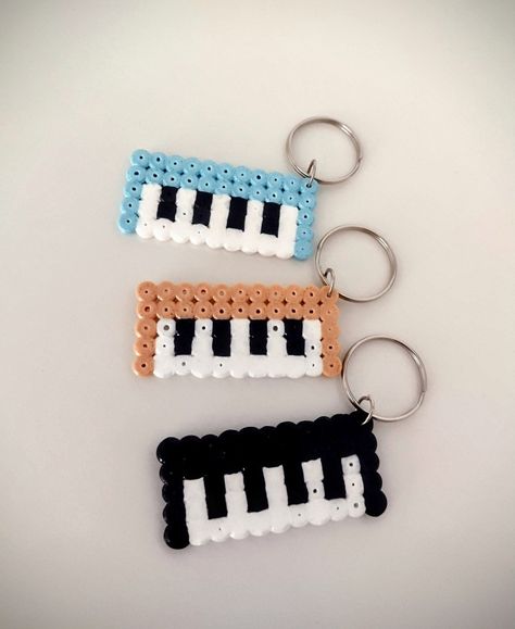 Buff Hello Kitty Perler Beads, Cute Perler Bead Keychain Ideas, Pysla Beads Ideas, Cute Hama Beads Patterns, Pyssla Keychain, Perler Bead Door Hanger Pattern, Piano Perler Beads, Aesthetic Hama Bead Ideas, Perler Beads Black And White