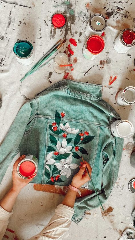 lizaproch on Instagram: HOW TO: give your denim jacket a makeover! Save this reel for when you need a fun project, aaand let me know if you try it!! Denim Jacket Painted, Diy Denim Jacket, Diy Denim, Fabric Painting On Clothes, Hand Painted Denim Jacket, Painted Denim Jacket, How To Give, Denim Diy, Painted Denim