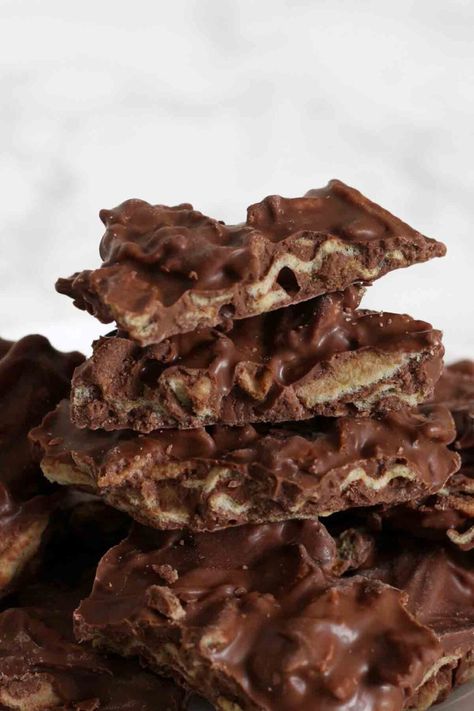 Chocolate Potato Chip Bark - EatCookBake | Quick And Easy Dessert Recipes Choclate Bark, Potato Chip Bark, Holiday Party Snacks, Chocolate Potato Chips, Chocolate Covered Potato Chips, Ruffles Potato Chips, Potato Chip Recipes, Chocolate Bar Recipe, Potato Chip Cookies