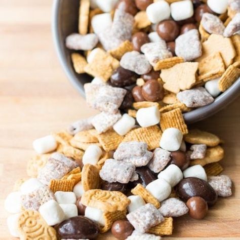 S’more Trail Mix Lemon Puppy Chow, Church Snacks, Puppy Chow Mix, Chex Recipes, Easy Snack Mix, Trail Mix Recipe, Graham Cracker Cookies, Puppy Chow Recipes, Cereal Snacks