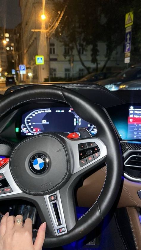 Dream Cars Bmw, Smart Dressing, Makijaż Smokey Eye, Bmw Love, Car Goals, Driving Photography, Luxury Lifestyle Dreams, Driving Pictures, Classy Cars