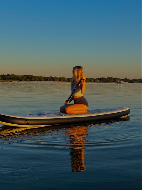 Paddle boarding during sunset Paddle Boarding Outfit, Board Outfit, Summer Outfits Casual, Paddle Surfing, Lake Photos, Beach Shoot, Paddle Board, Summer Photos, Casual Summer Outfit