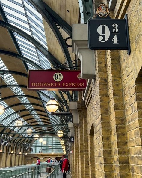 King's Cross Station aka: Platform 9¾ Discover the magic of King's Cross Station, one of London’s most iconic landmarks and the gateway to Platform 9¾! 🧳✨ Fans of the Harry Potter series will recognize this spot as the magical departure point for Hogwarts. It’s a must-visit for anyone wanting to experience a piece of wizarding history! Key Attractions: Platform 9¾: Visit the famous photo spot where you can pose with the luggage trolley as if you’re about to run through the wall to catch the... Harry Potter Kings Cross Station, Kings Cross Station Harry Potter, London Hogwarts, Harry Potter Kings Cross, King Cross Station, Hogwarts London, London Harry Potter, Harry Potter Experience, Harry Potter London