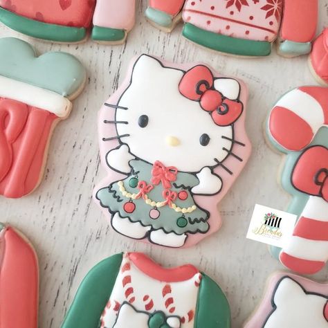 Hello Kitty Christmas Cookies, Hello Kitty Cookies, Hello Kitty Christmas, Xmas Cookies, Cookie Art, Royal Icing Cookies, Holiday Cookies, Sugar Cookies Decorated, Christmas Cookies