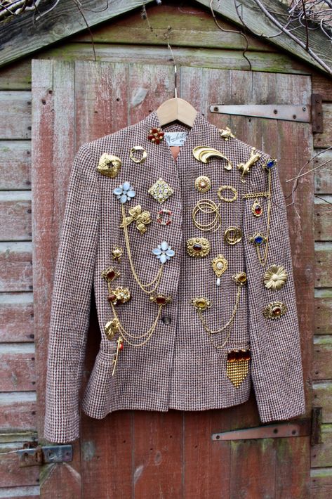 If you like wearing brooches you need to know about Audra Daws-Knowles Brooch On Jacket, Brooch On Sweater, Wearing Brooches Ideas, Blazer With Brooch, Blazer With Pins, Broach Outfits, How To Style Brooches, How To Wear A Brooch, Blazer Embellishment