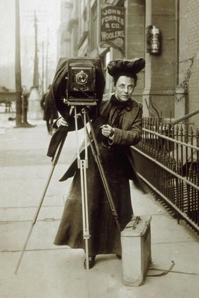 A pioneer of photojournalism in the late 1880s and early 1900s, Beals is recognized as the first woman photographer hired on a newspaper staff. Woman Photographer, Fotocamere Vintage, Vintage Foto's, Fotografi Vintage, Old Cameras, History Of Photography, Ansel Adams, Female Photographers, Photo Vintage