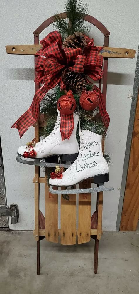 Decorative Sleds For Christmas, Vintage Sled Decorating Ideas Diy, Christmas Sleds Decorated, Sled Decorating Ideas Diy, Sleigh Decorating Ideas Christmas, Christmas Sled Decoration Front Porches, Wood Sleds Decorated For Christmas, Sled With Skates Decoration, Diy Sled Decoration