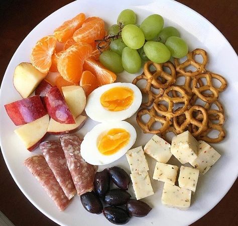 Low Calorie Adult Lunchables, Low Carb Snack Plate, Cheap Low Calorie Lunch, Healthy Snack Alternatives To Junk Food, Low Calorie Snack Plate, High Protein Snack Plate Lunch, Healthy Lunch Snacks, Healthy Food Dishes, Easy Healthy Meal Prep