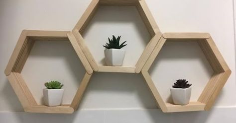 Use popsicle sticks and glue to create stunning mid century modern honeycomb shelves. No one will guess they're made of popsicle sticks! Popsicle Stick Hexagon, Popsicle Stick Diy, Hexagon Wall Shelf, Popsicle Stick Crafts House, Diy Popsicle Stick Crafts, Honeycomb Shelves, Stick Wall Art, Baby Mobil, Diy Popsicle