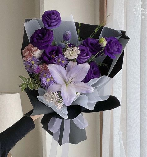 Tvd Wedding, Purple Flower Bouquet Aesthetic, Purple Flower Arrangements, Vintage Italian Wedding, Purple Flower Bouquet, Graduation Bouquet, Flowers For Men, Dark Purple Flowers, Bouquet Wrapping