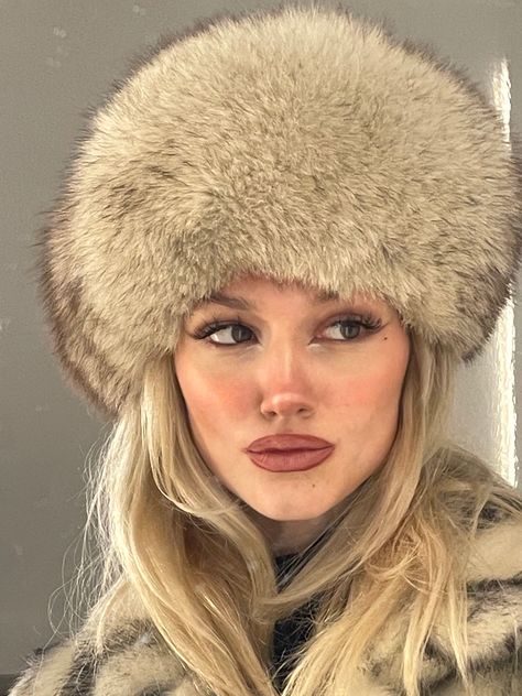 Russian Hats For Women, Russian Fur Hat Aesthetic, Russian Girl Winter Style, Slavic Girl Makeup, Russian Womens Fashion, Slavic Makeup Russian Style, Russian Woman Style, Fur Hat Outfit, Russian Makeup