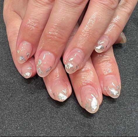 Nude with silver leaf foil = cute! #101customnails #nails #nailart #frehand #nailedit Metallic Flake Nails, Silver Flakes On Nails, Nails With Silver Flakes, Silver Flake Nails, Silver Leaf Nails, Silver Foil Nail Art, Silver Foil Nails, Nails With Silver Foil, Nutral Nails