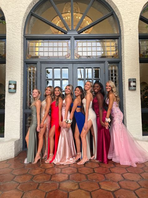 Prom Photo Poses, Photo Poses Ideas, Prom Photography Poses, Prom Picture Poses, Prom Photoshoot, Prom Photography, Graduation Poses, Photography Trends, Prom Poses