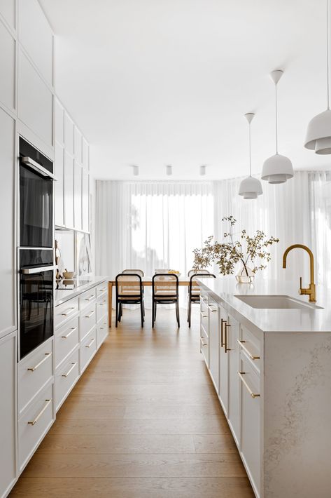 Hamptons Style Kitchens Australia: 15 Modern Ideas Hamptons Style Kitchen Australia, Modern Hamptons Style Kitchen, Modern Hamptons Kitchen, Kitchen Timeless, Hampton Style Kitchen, 1920s Bungalow, Hamptons Kitchen, Calming Interiors, Styl Hampton