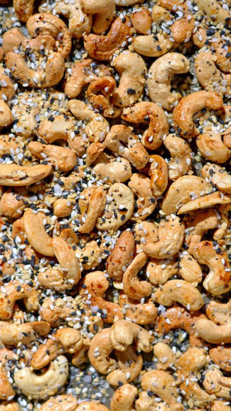 With only 4 ingredients, this honey roasted everything bagel cashew recipe is SO simple to make. You can use your favorite everything bagel spice mix or make your own. The hint of honey adds a touch of sweetness for the best sweet and salty flavor! No more buying these at the store, let me show you how easy they are to make them at home! Everything Bagel Cashews Recipe, Seasoned Cashew Recipe, Everything Cashews, Everything Bagel Cashews, Dill Pickle Cashews, Candied Cashews Easy, Spiced Cashews Recipe, Unsalted Cashew Recipes, Recipes Using Cashews