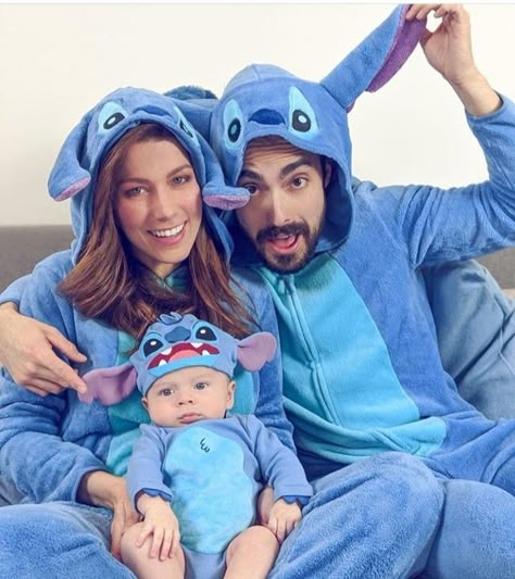 Family Christmas Onesies, Matching Couple Clothes, Onesie Outfits, Christmas Onesies, Couple Outfits Matching, Onesies Pajamas, Pajamas Fashion, Family Matching Pajamas, ليلو وستيتش