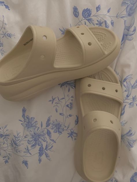 Crocs Crush, Summer Mood, Minimal Style, Minimal Fashion, Streetwear Fashion, Orlando, Outfit Ideas, Charms, Street Wear