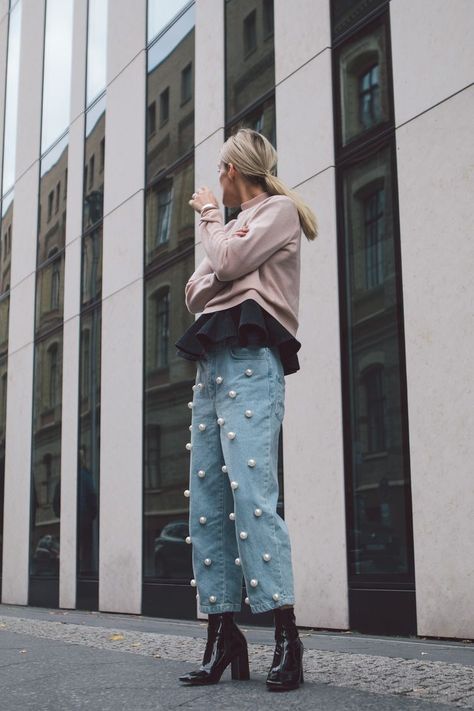 Pearl Jeans Outfit, Pearl Jeans, Pearl Clothing, Moss Fashion, Pearl Trend, Animal Print Pants, Jeans Street Style, Autumn Look, Sophisticated Outfits