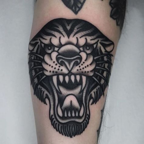 Traditional Lion Tattoo, Traditional Tattoo Black And Grey, Traditional Tattoo Black And White, Lion Hand Tattoo, Tattoo Perna, Random Tattoos, Harry Tattoos, Traditional Tattoo Old School, Traditional Tattoo Inspiration