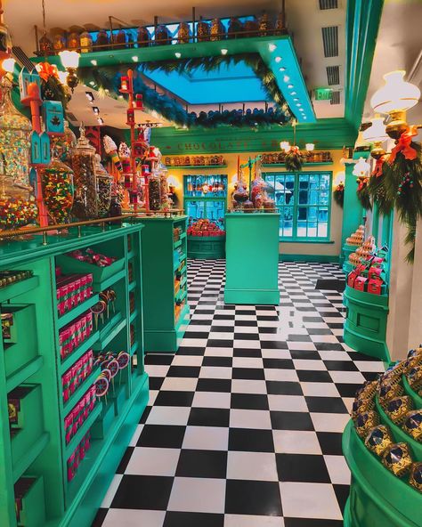 𝙒𝙞𝙯𝙖𝙧𝙙𝙞𝙣𝙜𝙒𝙤𝙧𝙡𝙙 𝙤𝙛 𝙃𝙖𝙧𝙧𝙮 𝙋𝙤𝙩𝙩𝙚𝙧 on Instagram: “HoneyDukes—the Big Daddy of Magical Sweet Shops!⠀ .⠀ .⠀ Something that’s never really left me about my love for the Harry Potter books is…” Universal Harry Potter Orlando, Harry Potter Art Projects, Cauldron Cakes, Chocolate Frogs, Pumpkin Pasties, House Elves, Every Flavor Beans, Harry Potter Shop, The Burrow