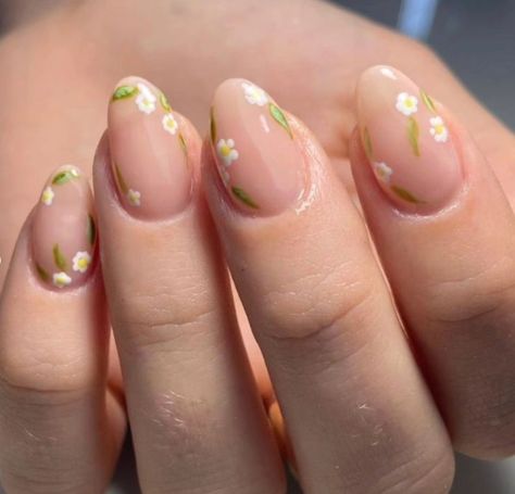 Nails Floral Simple, Floral Gel Nails Short, Flower Outline Nails, Grandma Nails Designs, Subtle Floral Nails, Mini Flower Nails, Cute Floral Nail Designs, Tulip Nail Designs, Medium Almond Nails Designs Summer