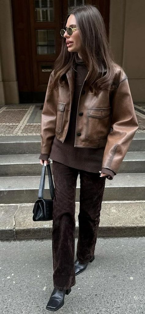 Aw Street Style, March Outfit Ideas 2024, Style Inspiration Fall 2024, Autumn Winter Street Style 2024, Street Style 2024 Spring, Brown Moto Jacket Outfit, Winter Street Style 2024, Fall Street Style 2024, Winter Trends 2024