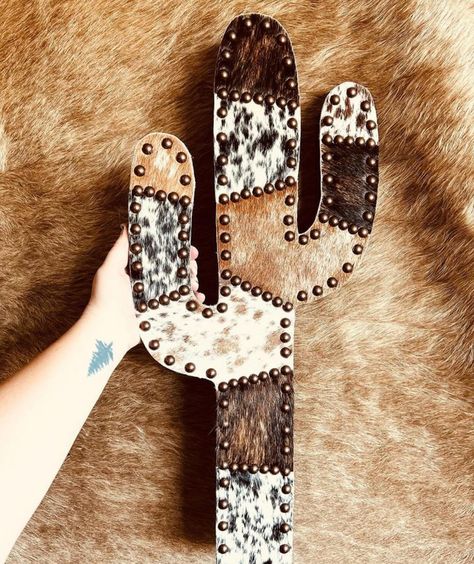 👆🏼Inspiration post!🙌🏼 Today we want to show you how cowhides can be used to create all types of decoration or fashion accessories👌🏼 Colors and textures give a touch of beauty and sophistication to any idea💡✨ We hope you like🫶🏼 Find all our products at 👉🏼 www.luxurycowhides.com #luxurycowhides #cowhidesusa #cowhidestyle #cowhidesrugs #cowhidesaccessories #leatherartisan #leatherartisans #leatherartist #westerndecor #texastyle Cow Hide Projects, Cowhide Crafts, Cowhide Diy, Leather Artist, Faux Cowhide, Leather Artisan, Small Wood Projects, Cow Hide, Western Decor